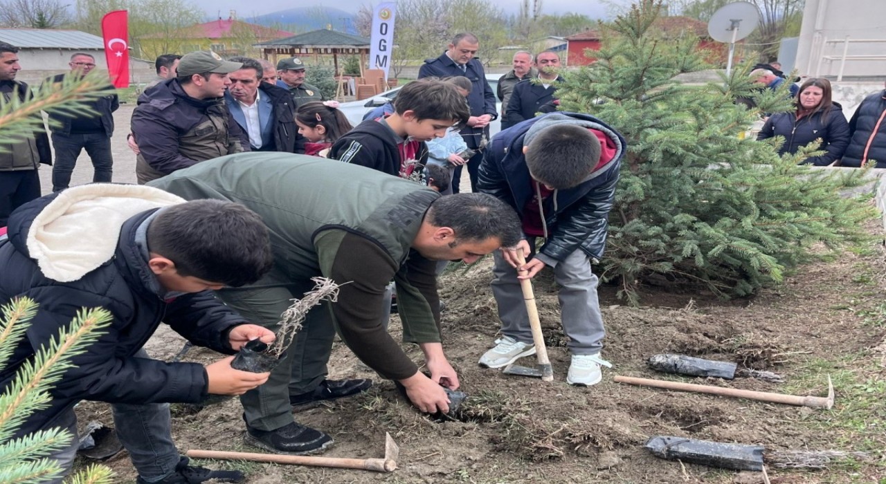 Erzincanda şehit ailesiyle yeşil vatan için ağaç diktiler