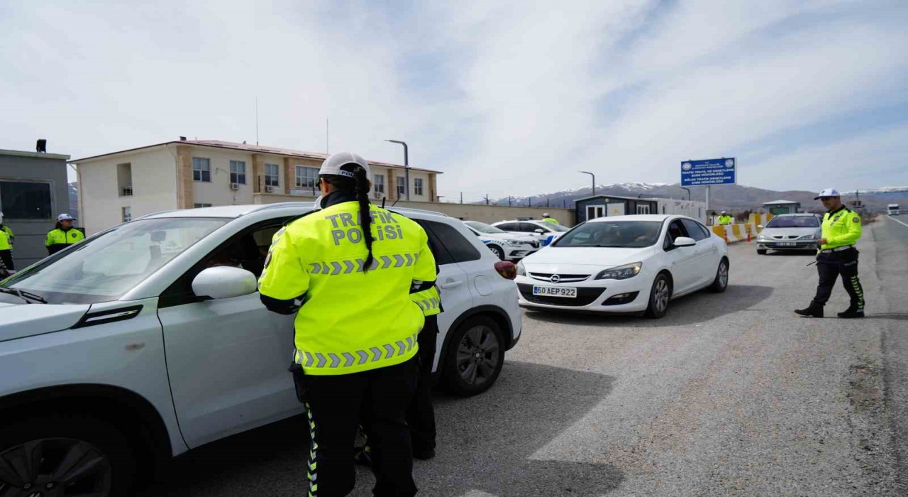 Erzincanda trafik denetiminde kolonya ve şeker ikramı