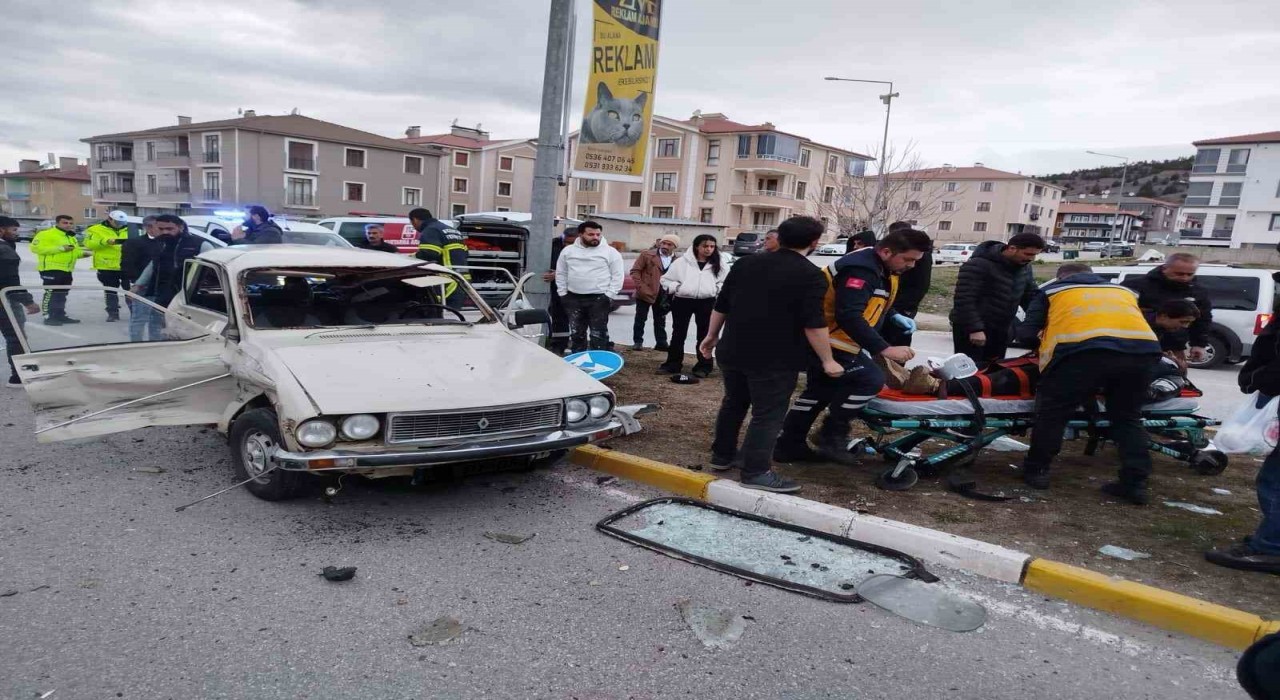 Erzincanda trafik kazası: 3 yaralı