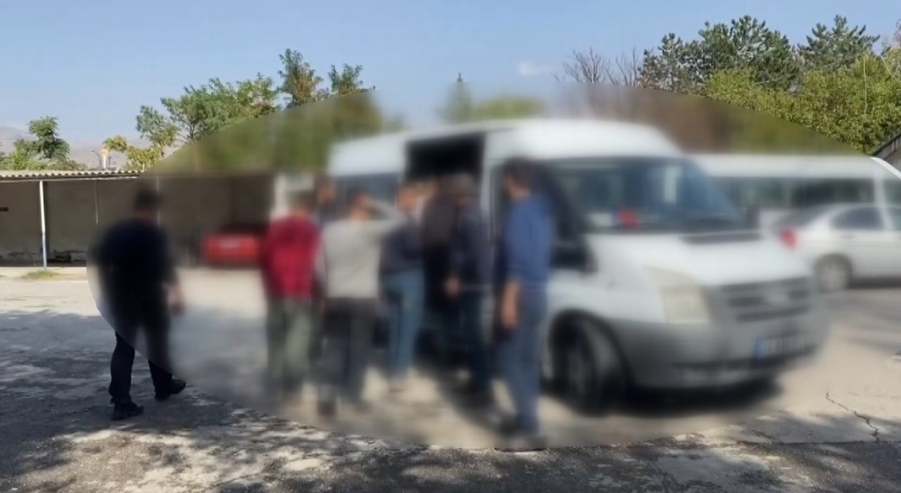 Erzincanda yabancı uyruklu 14 kaçak göçmen yakalandı