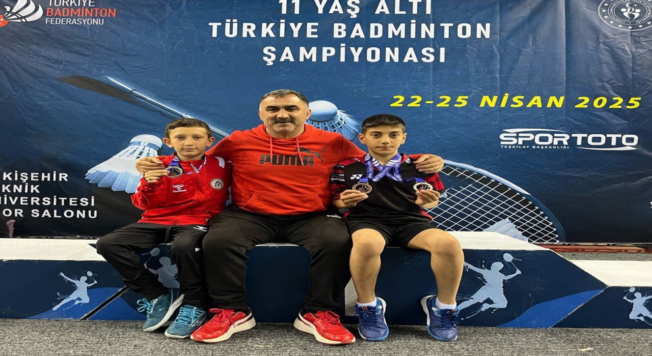 Erzincanın minik badmintoncuları 3 madalyanın sahibi