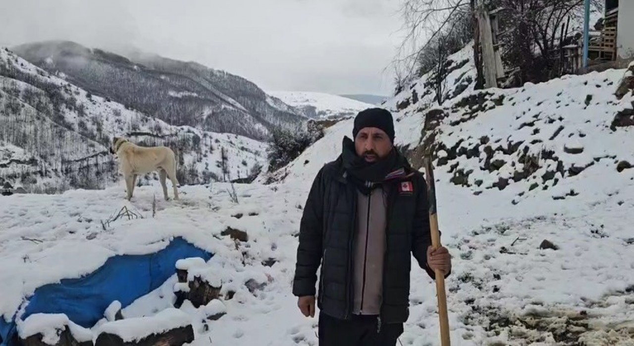 Erzincanın Refahiye ilçesinde kar yağışı etkili oldu