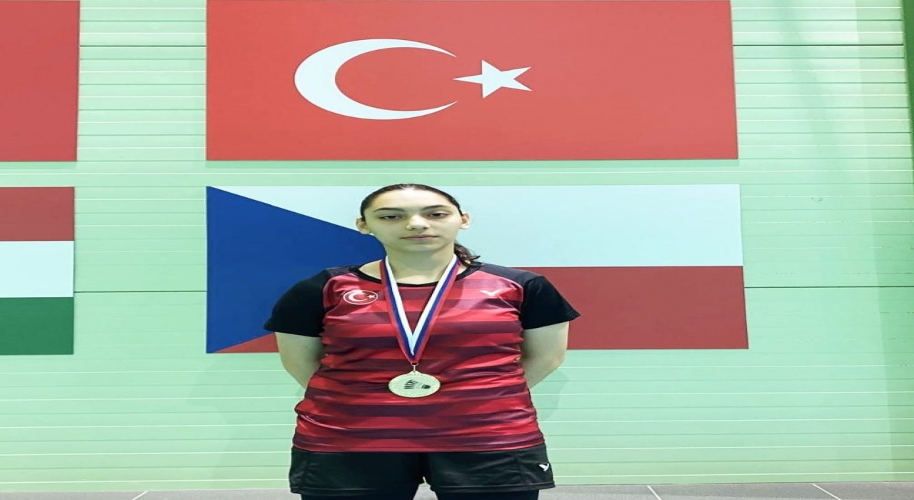 Erzincanlı badmintoncu Slovakyada altın madalya kazandı