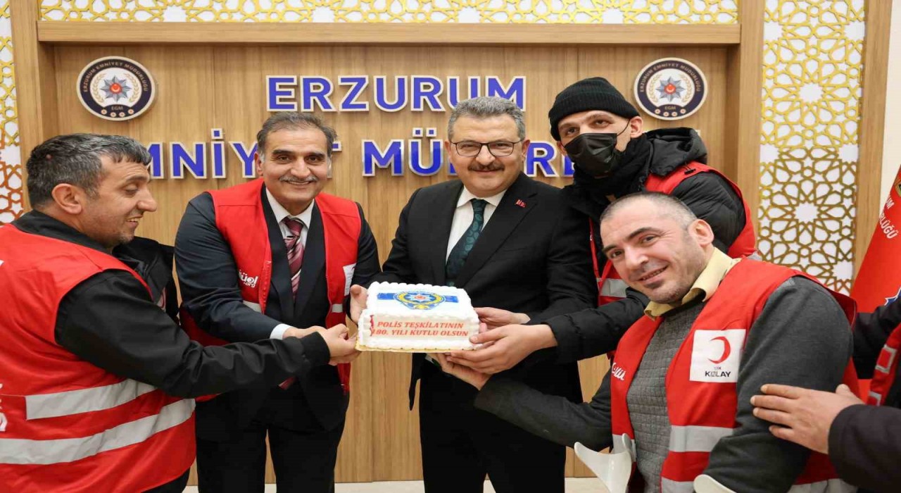 Erzurum Kızılay Engelliler Meclisinden polislere pasta sürprizi