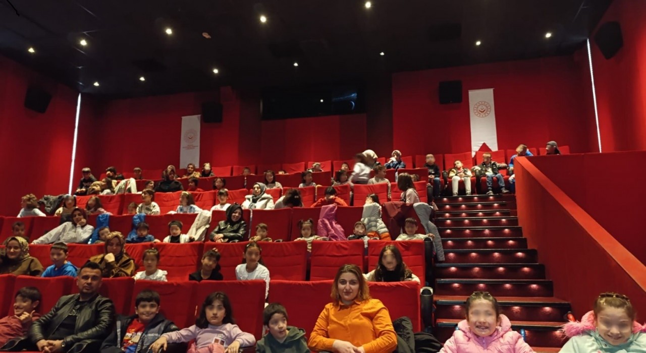 Erzurumda çocuklara sinema keyfi