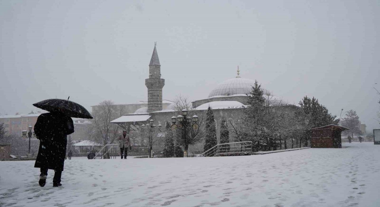 Erzurumda kar yağışı etkili oluyor