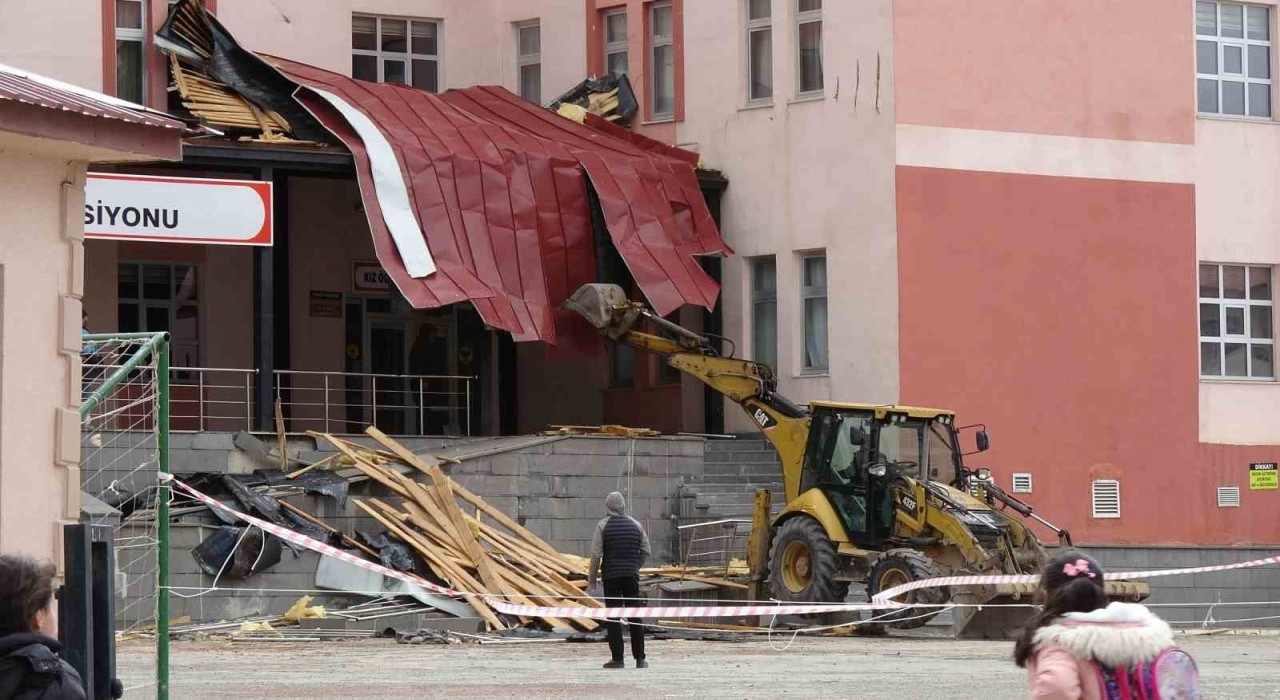 Erzurumda kuvvetli rüzgâr ve fırtına yıktı geçti