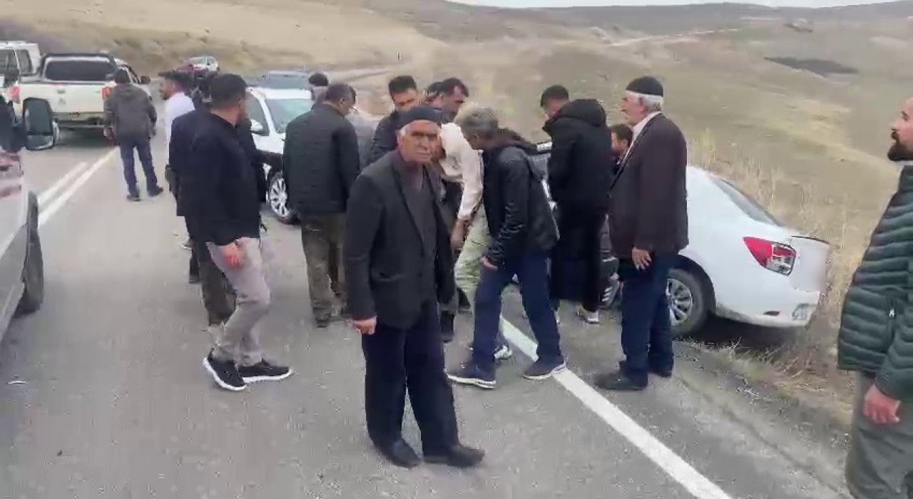 Erzurumda viraja kontrolsüz giren otomobiller çarpıştı: 9 yaralı