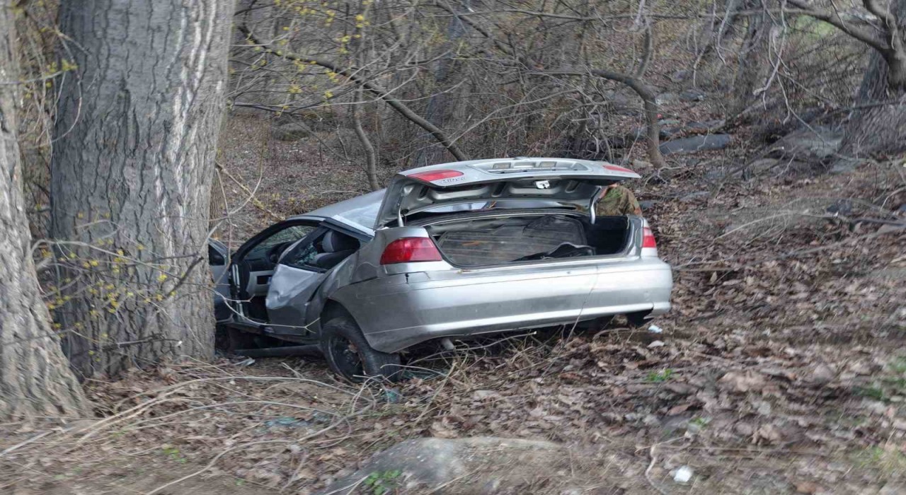 Erzurumda virajı alamayan otomobil şarampole devrildi: 3 yaralı