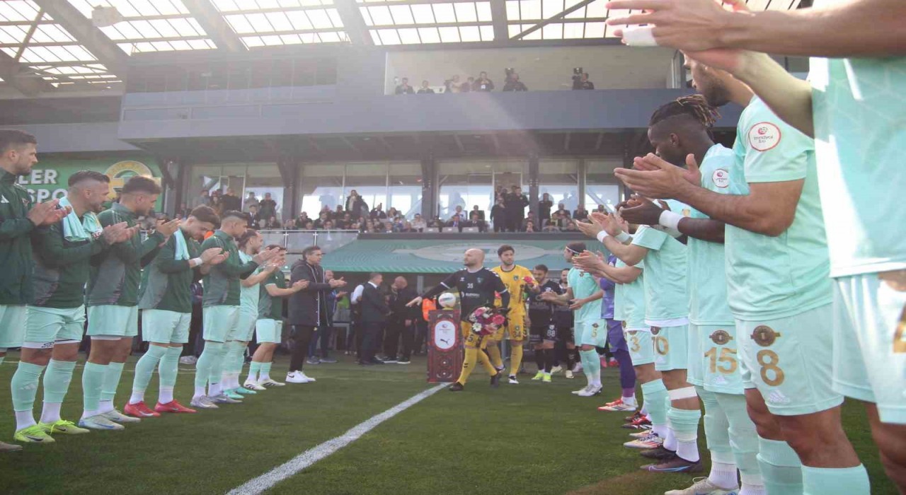 Esenler Erokspor, Süper Lige yükselen Kocaelisporu alkış ve çiçekle karşıladı