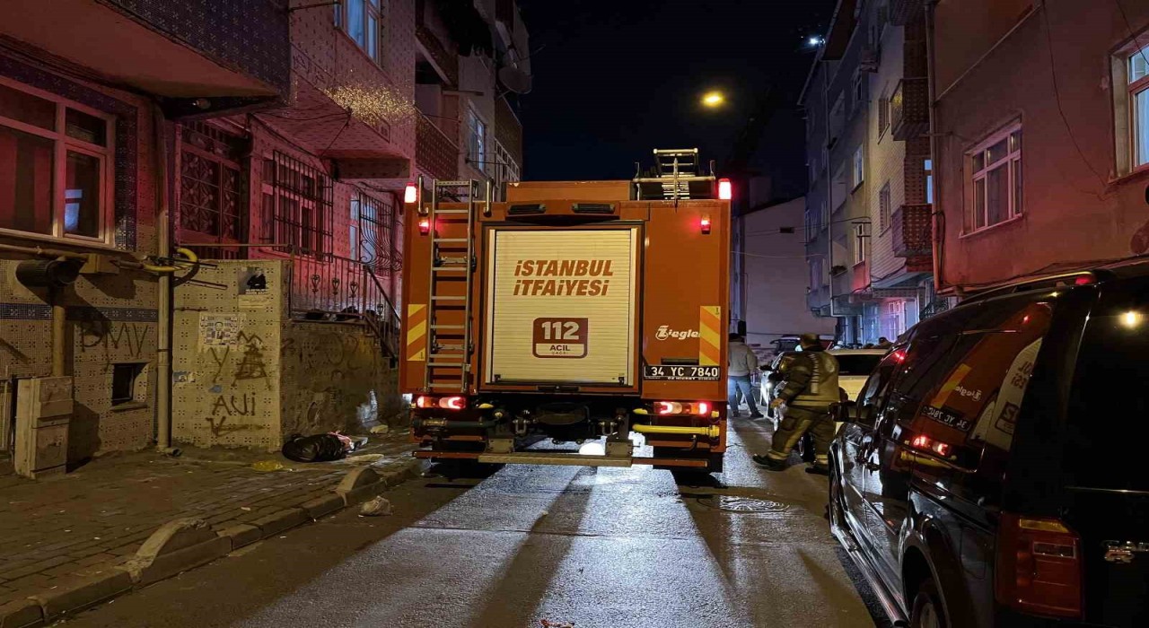 Esenlerde 4 katlı binanın çatısı alev alev yandı