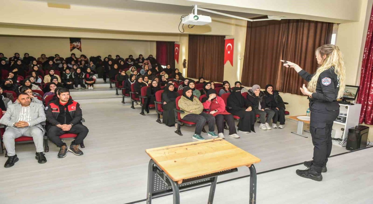 Esenyurt Belediyesinden 900 öğrenciye Afet Bilinci Eğitimi