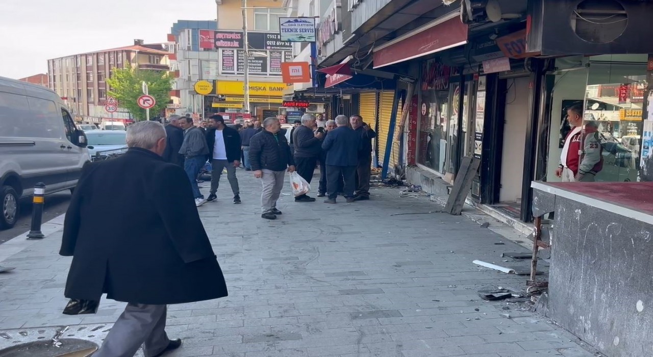 Esenyurtta direksiyonda fenalaşan sürücü işyerine daldı