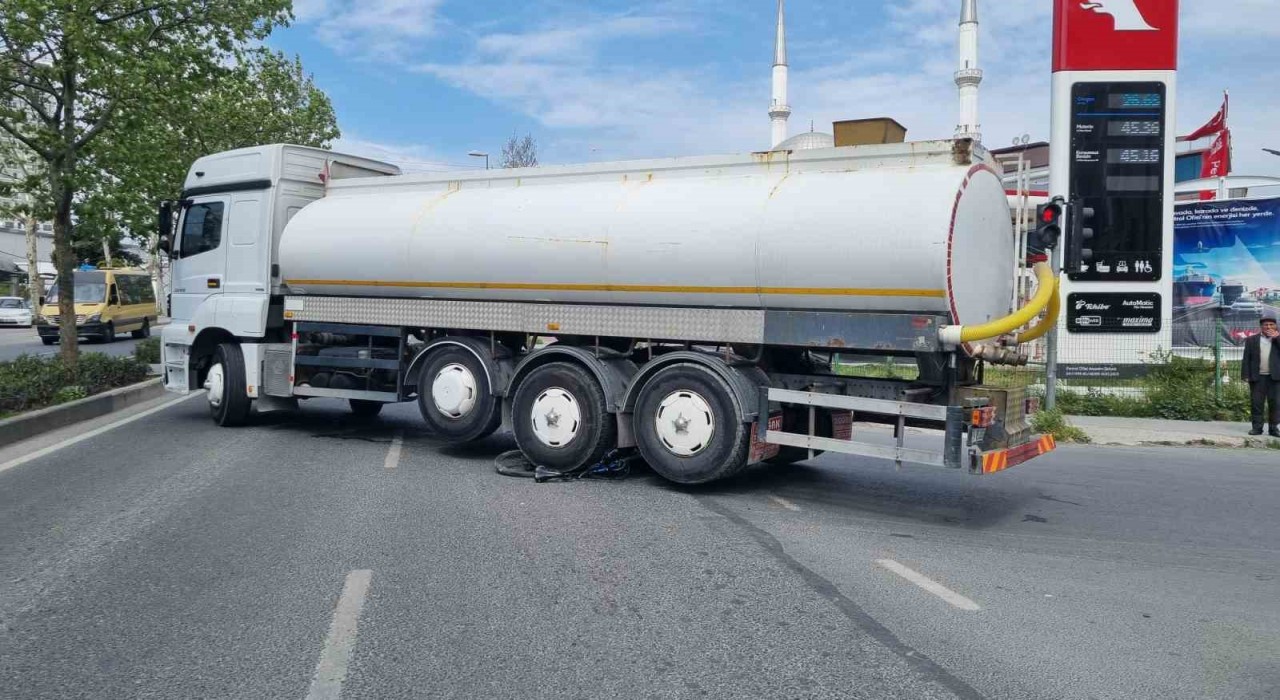 Esenyurtta feci kaza: Kamyonun altında kalan bisiklet sürücüsü hayatını kaybetti