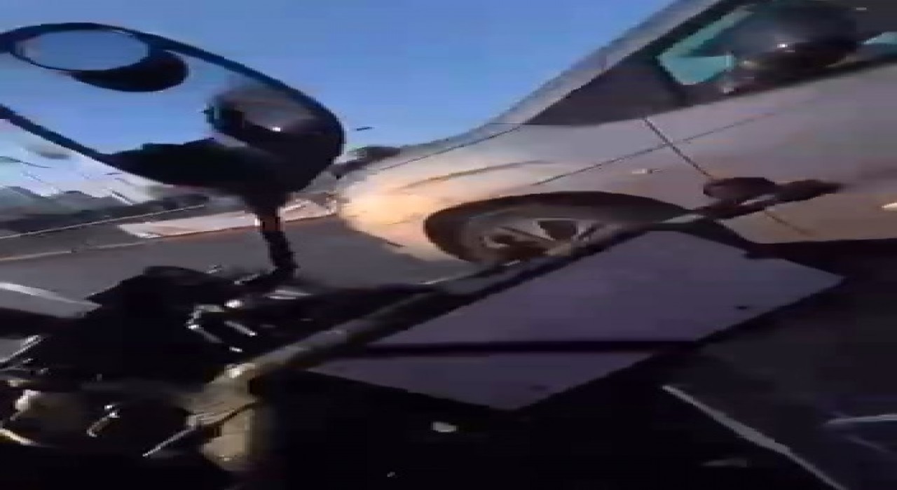 Esenyurtta motosiklet sürücüsünün ölümden döndüğü kaza kamerada