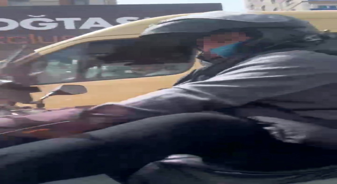 Esenyurtta motosikletli maganda kamerada: Otomobili tekmeledi, aynasını kırdı