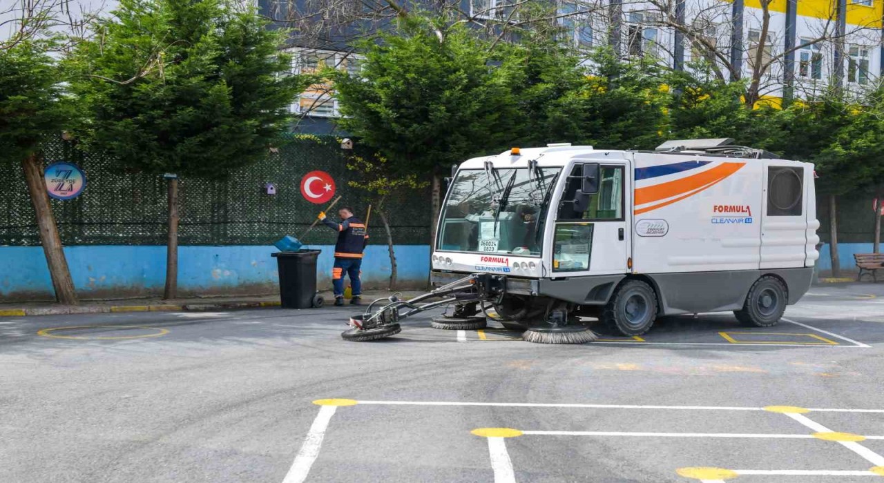 Esenyurtta okul bahçelerinin temizlik çalışması sürüyor