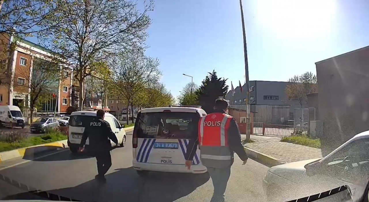 Esenyurtta, trafikte araç sürücüsüyle tartışan polis memuru görevden uzaklaştırıldı