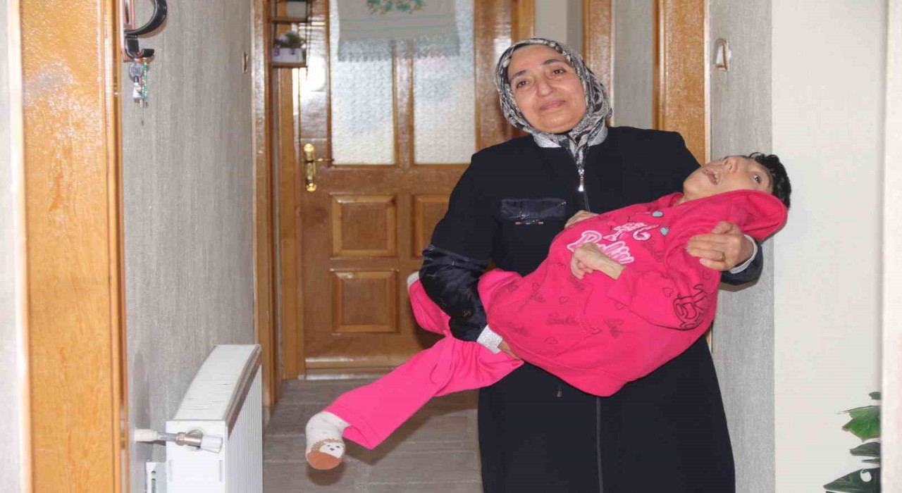 Eşinin Ne haliniz varsa görün diyerek terk ettiği kadın 33 yıldır engelli kızına tek başına bakıyor