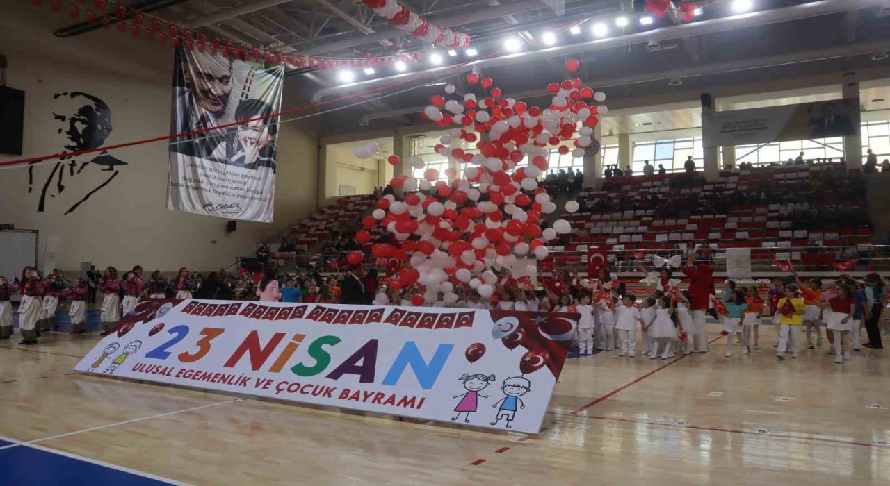 Eskişehirde 23 Nisan miniklerin gösterileriyle birlikte coşkuyla kutlandı