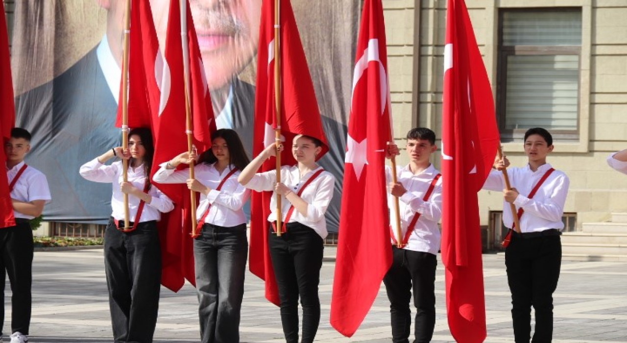 Eskişehirde 23 Nisan Ulusal Egemenlik ve Çocuk Bayramı dolasıyla çelenk sunuldu
