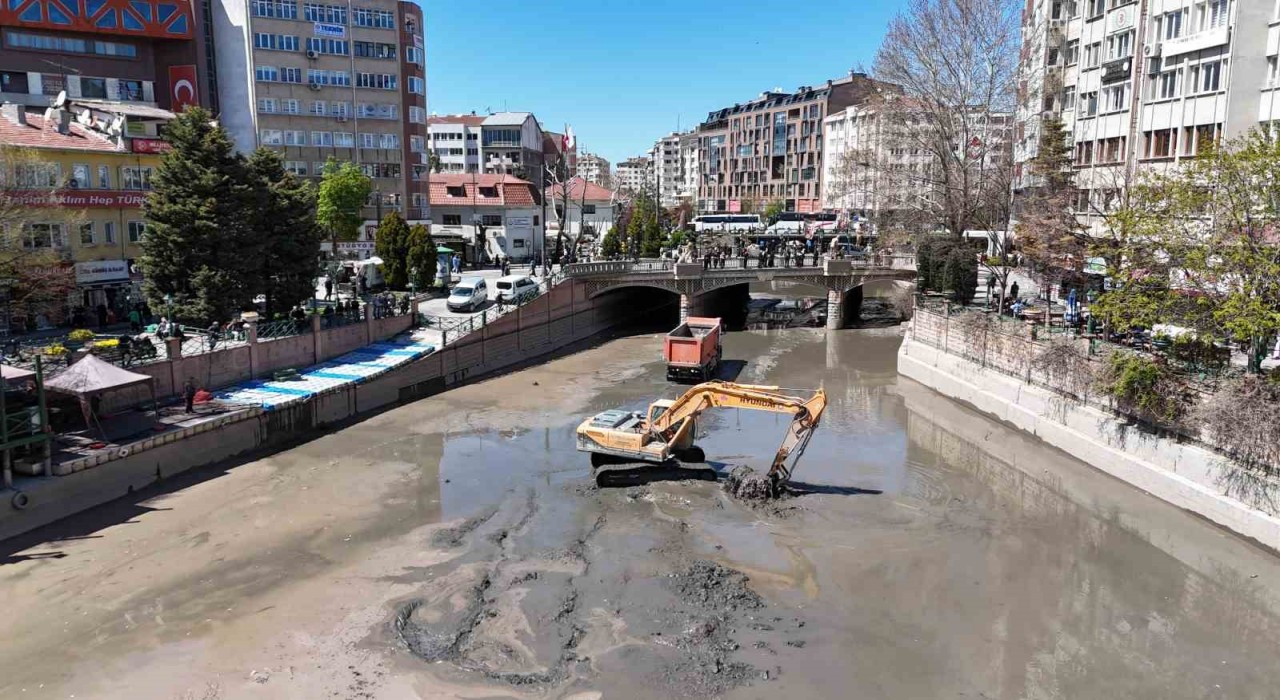 Eskişehirde gondolların dolaştığı yerde kamyonlar gezdi, susuz Porsuku gören turistler şaşkınlık yaşadı