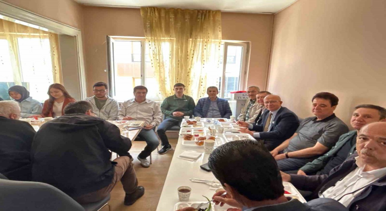 Eskişehirde okuyan Türk Dünyası öğrenci temsilcileri kahvaltıda bir araya geldi