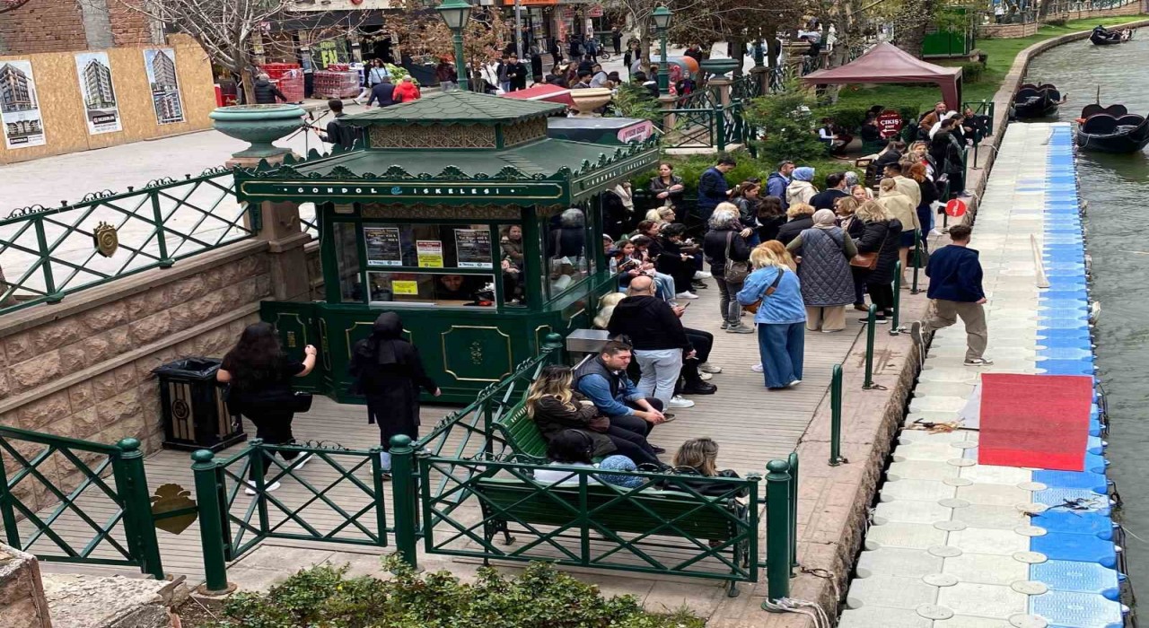 Eskişehirde turist yoğunluğu sürüyor