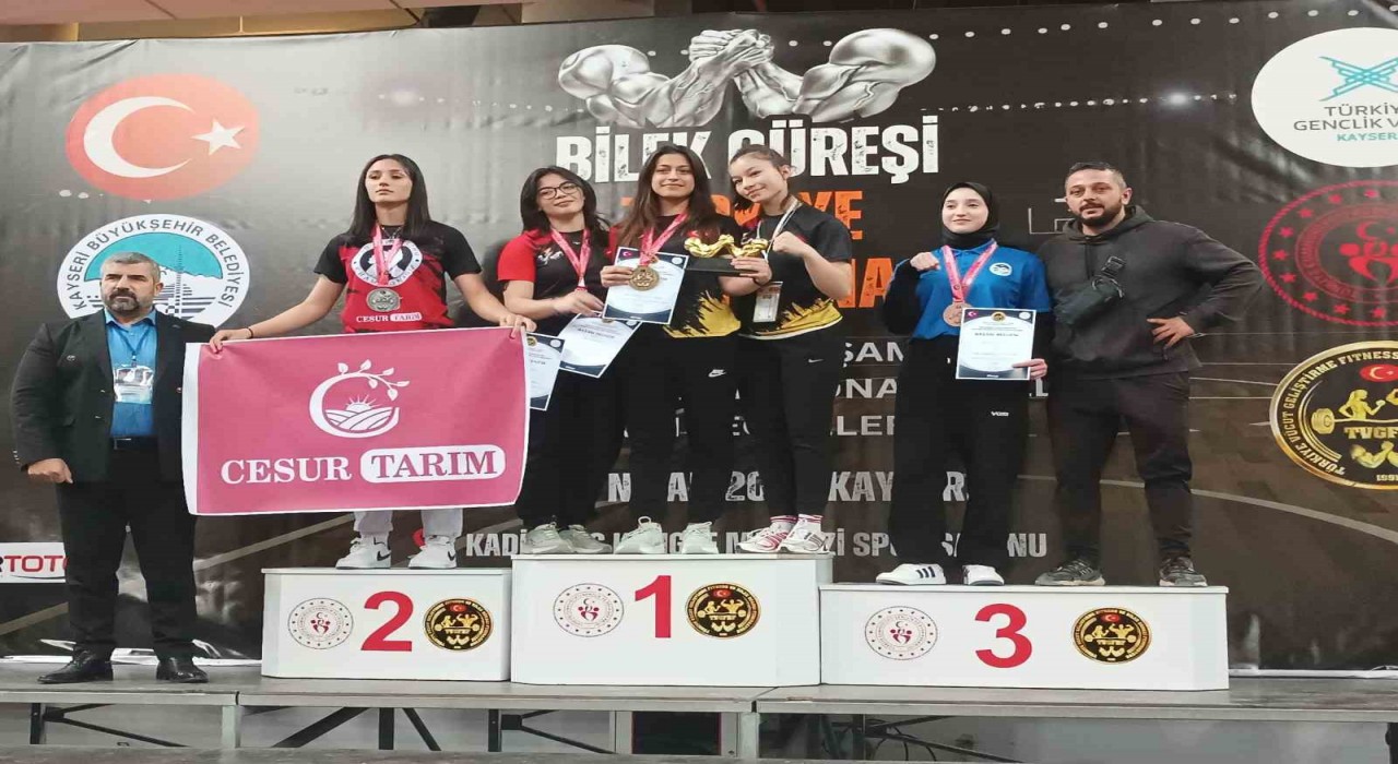 Eskişehirli sporcu bilek güreşinde çifte zafer kazandı