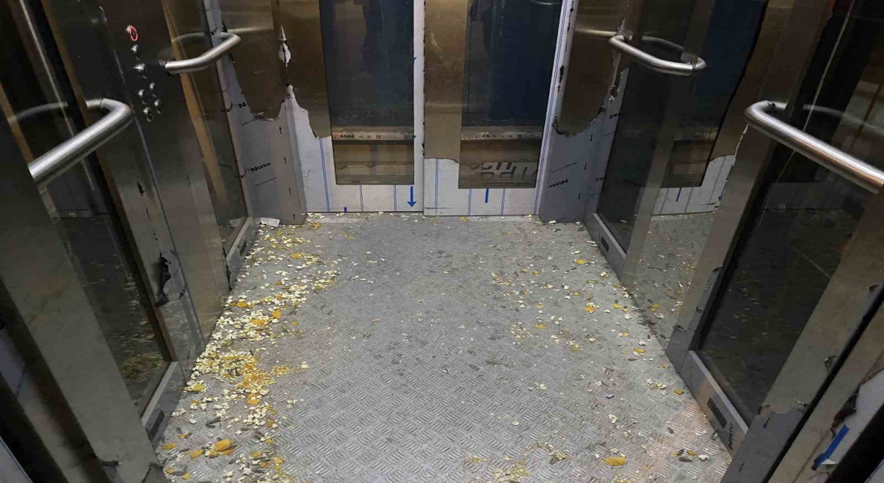 Etimesgutta üst geçit asansöründeki çöplere vatandaştan tepki