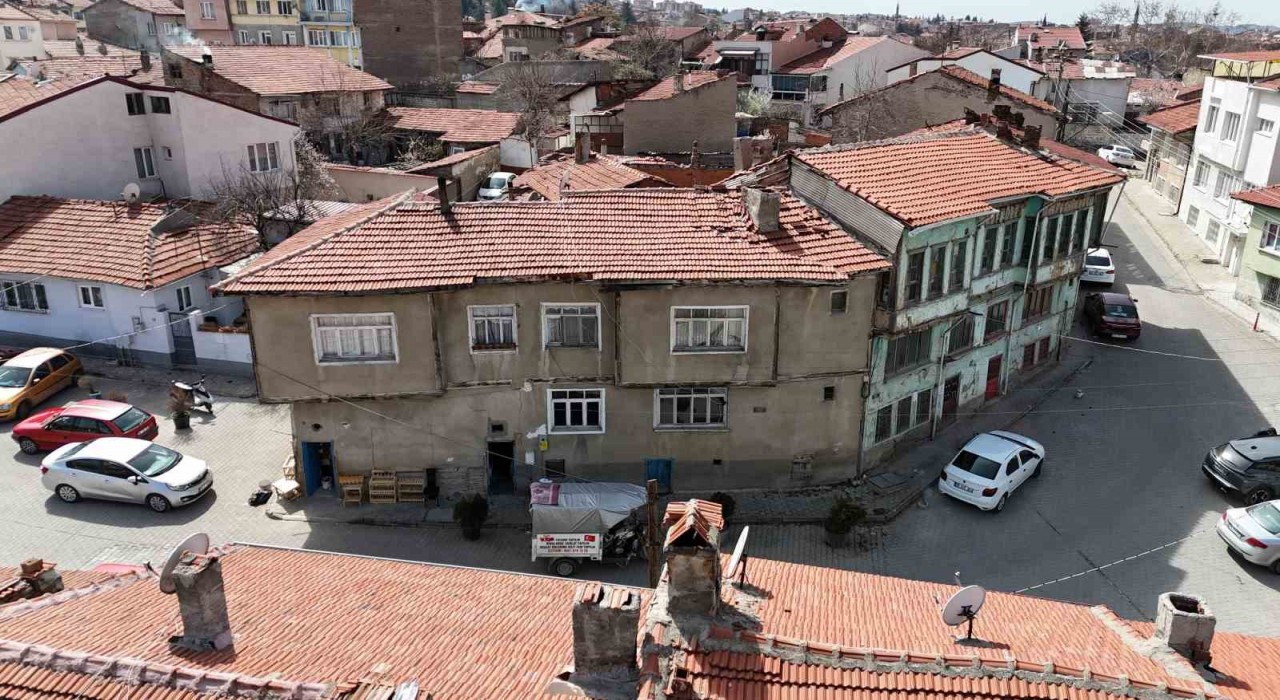 Evden atılan yaşlı adamın yüzü İHAnın haberinden sonra güldü