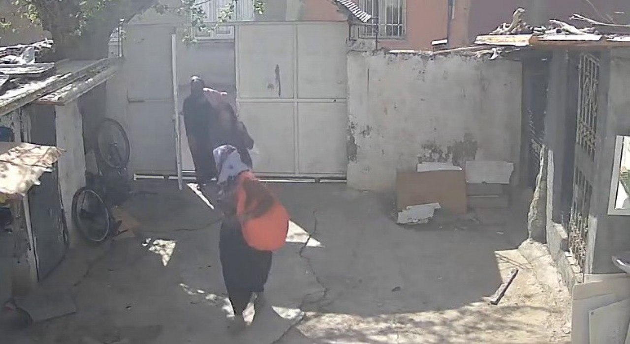 Eve giren kadın şahıslar, altınlarla kayıplara karıştı