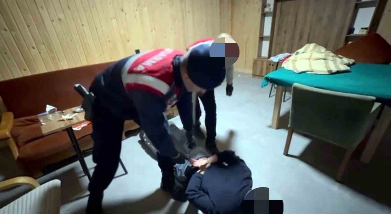 Evin her yerine silah zulalamışlar