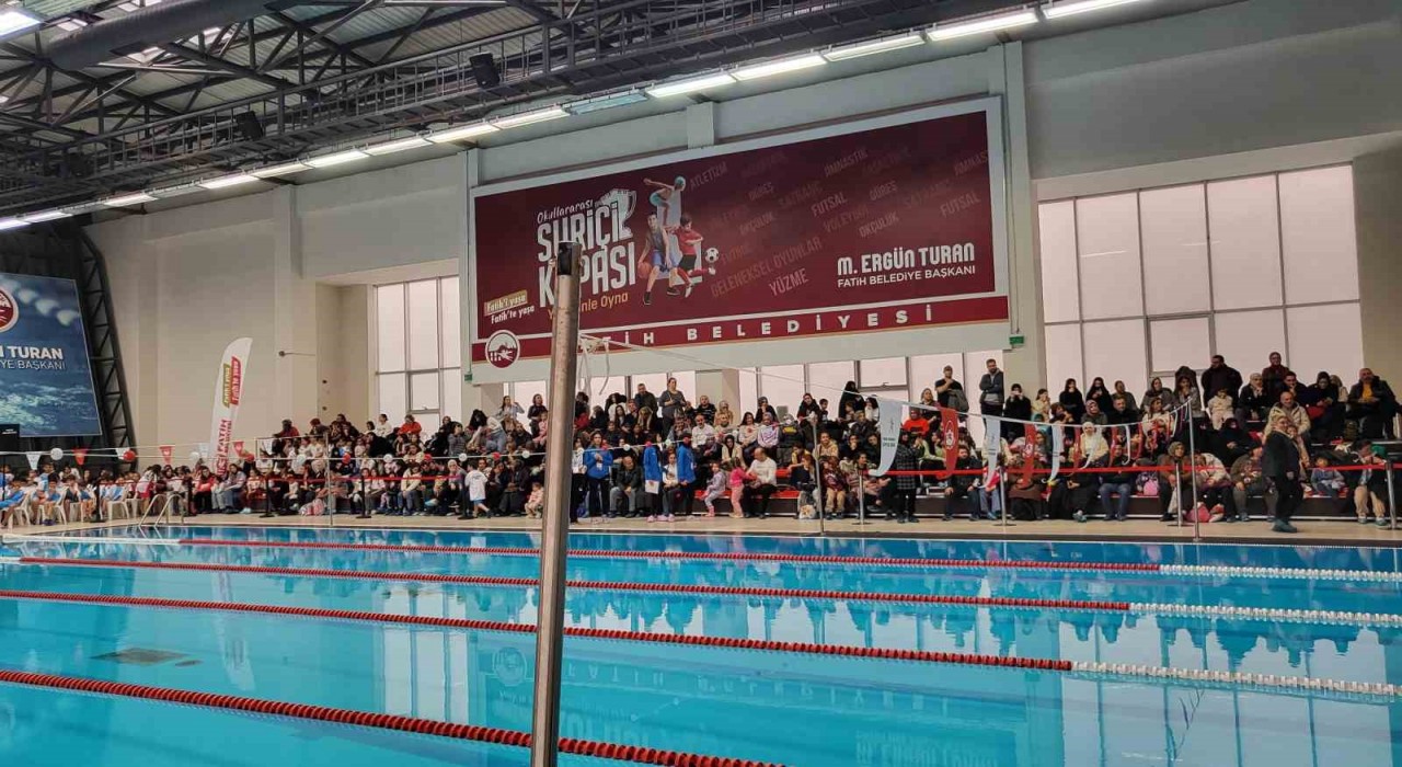 Fatihte 4. Geleneksel Çocuklar Yüzme Yarışması düzenlendi