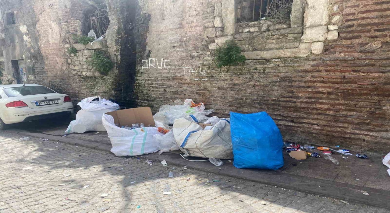 Fatihte Acımusluk Sokağı Sarnıcı hurda ve kağıt deposu olarak kullanılıyor