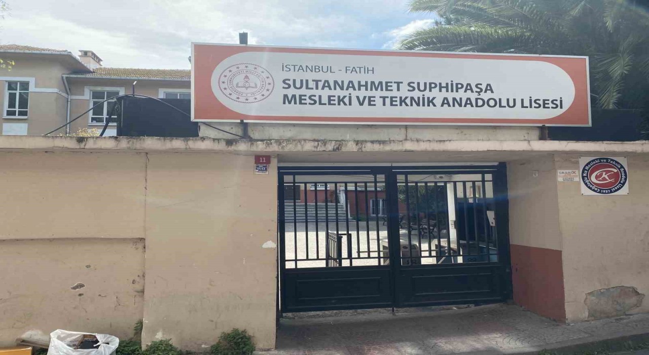 Fatihte depremde hasar alan 2 okul tahliye edildi: Boşaltılan okullar havadan görüntülendi