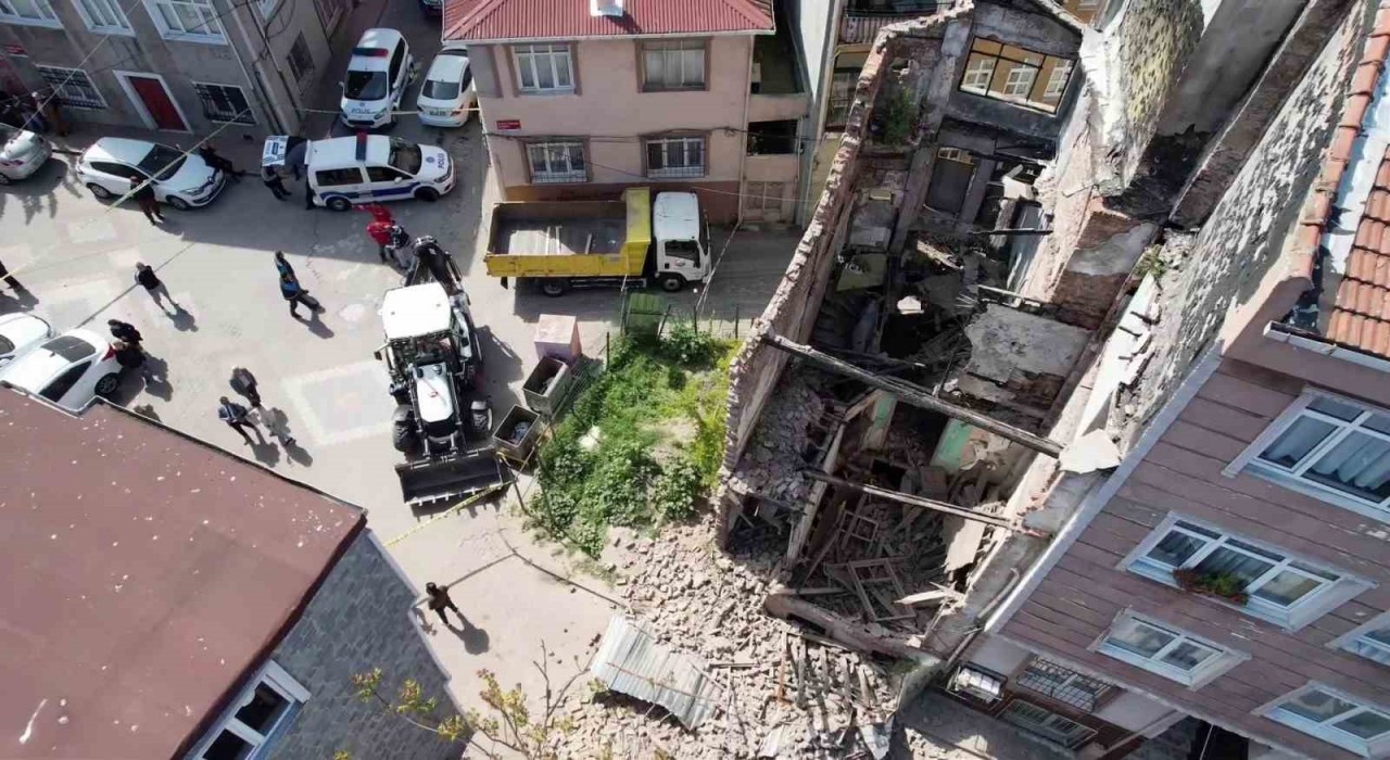 Fatihte depremde hasar alan metruk bina yıkıldı