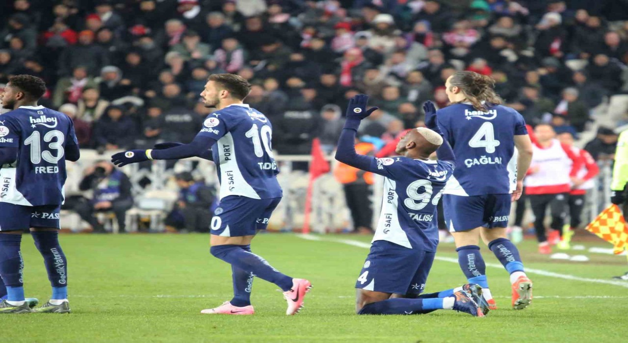 Fenerbahçe, galibiyet serisine Sivasta devam etti