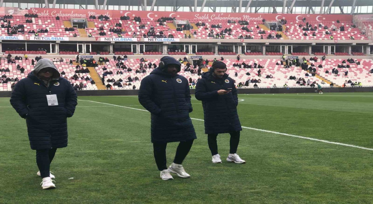 Fenerbahçeli futbolcular ve Jose Mourinhodan zemin kontrolü
