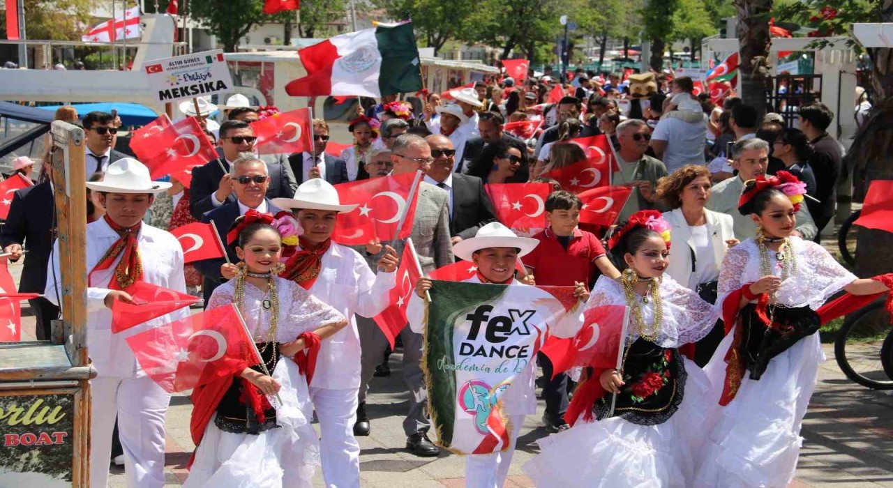 Fethiyede 23 Nisan Kortej ve Şöleni büyük ilgi gördü