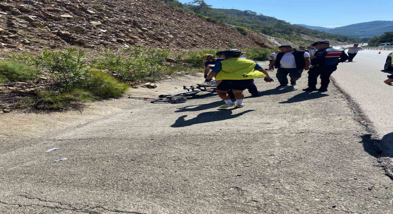 Fethiyede otomobil bisikletli gruba çarptı: 3 yaralı
