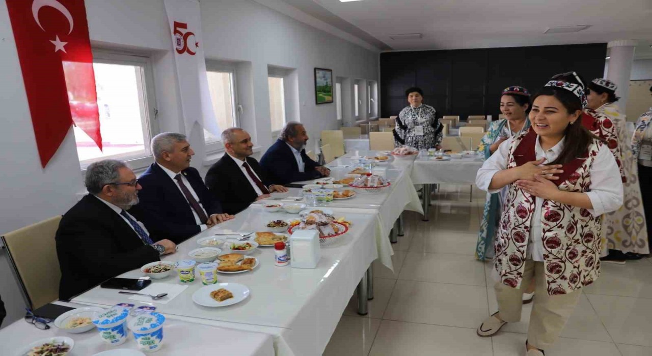 Fırat Üniversitesinde Özbek akademisyenlerden anlamlı Şükran Günü
