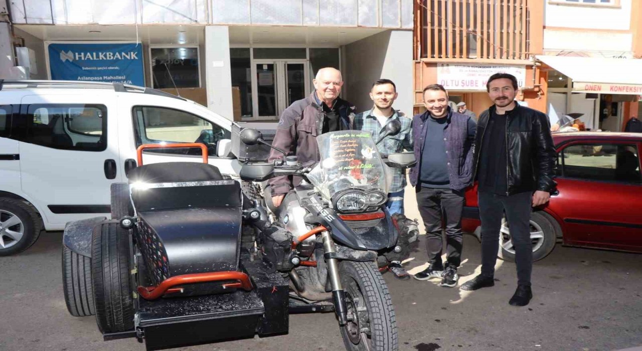 Fransadan motosikletiyle fakir çocuklara kalem taşıyor