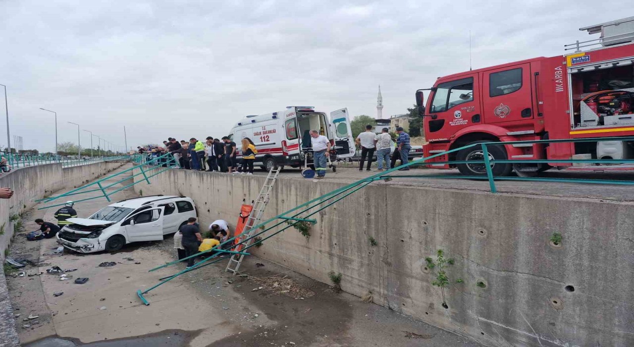 Fren yerine gaza basınca araç su kanalına uçtu: 2 yaralı