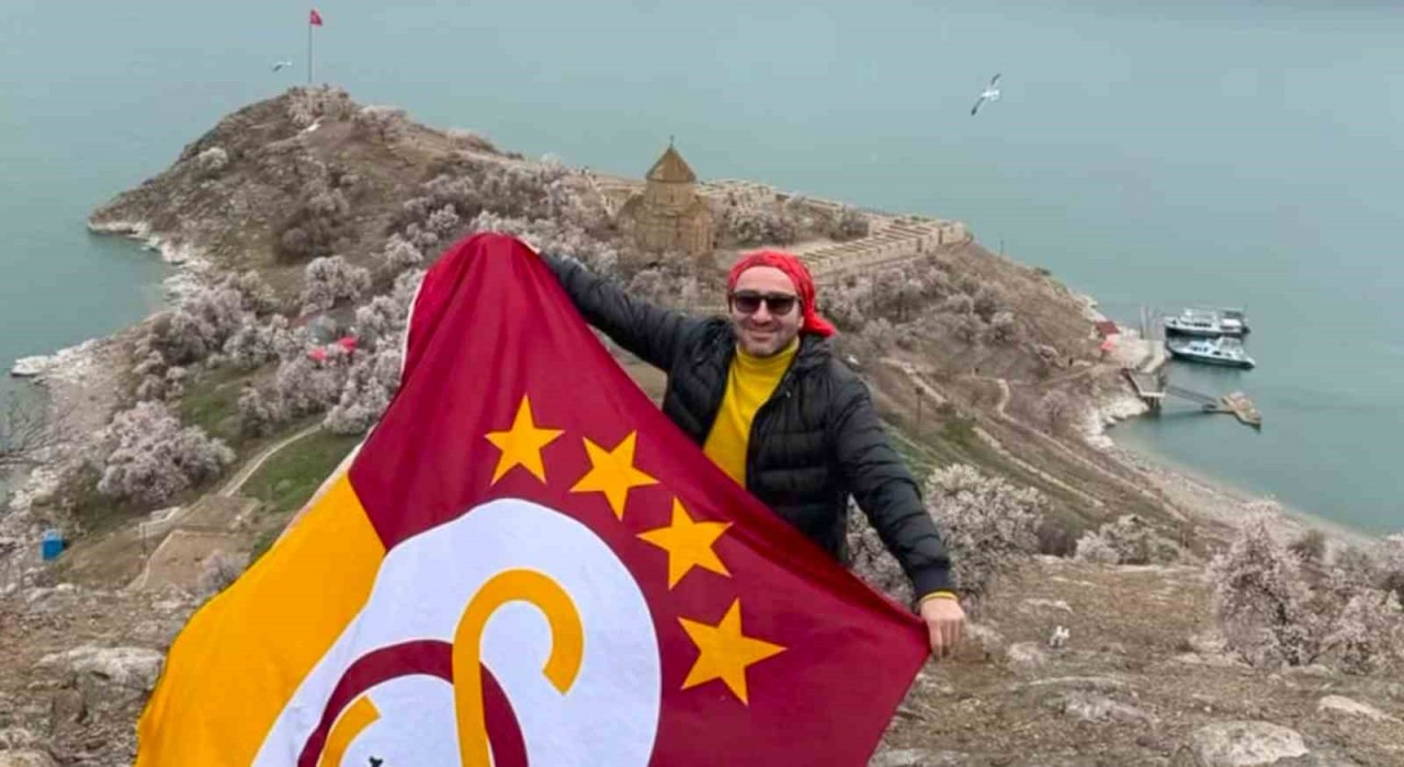 Galatasaray bayrağı Akdamar Adasında dalgalandı