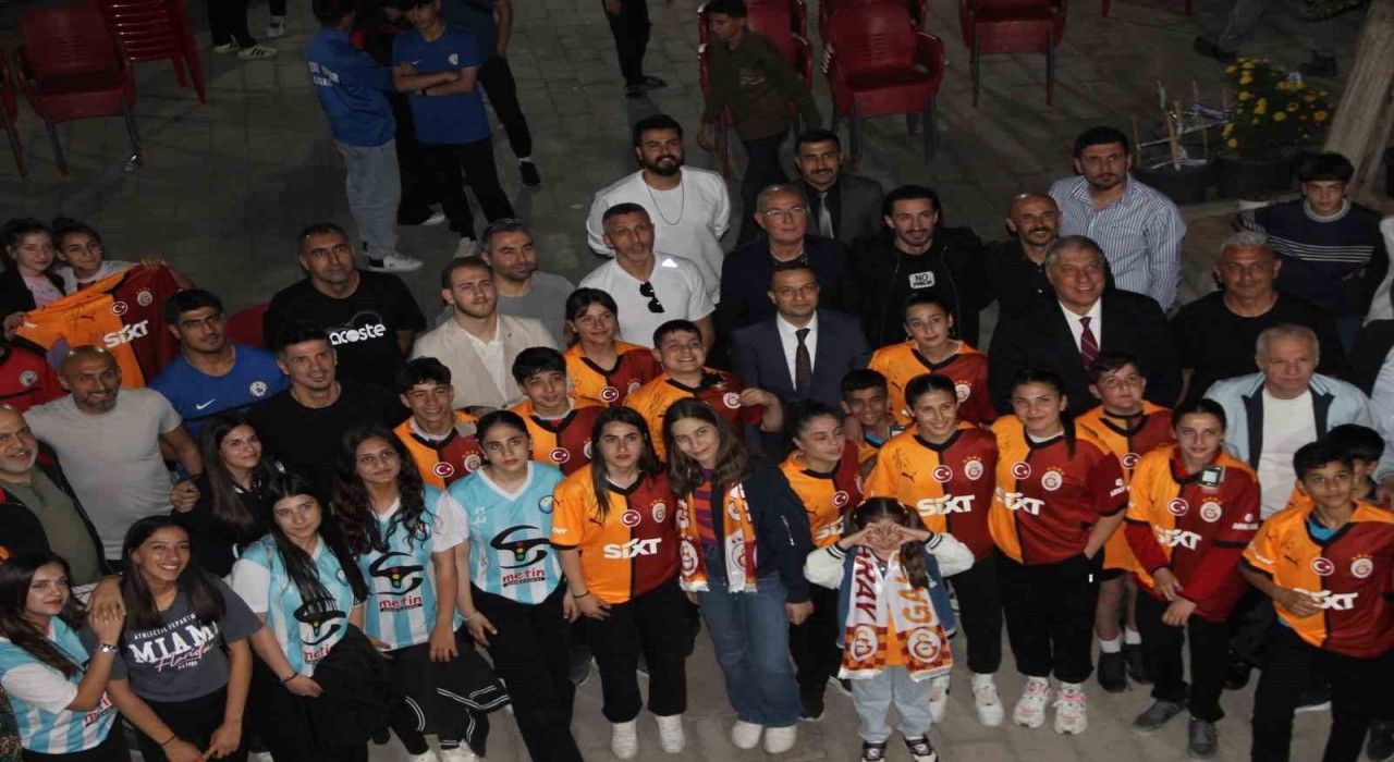 Galatasarayın efsaneleri Cizrede gençlerle buluştu