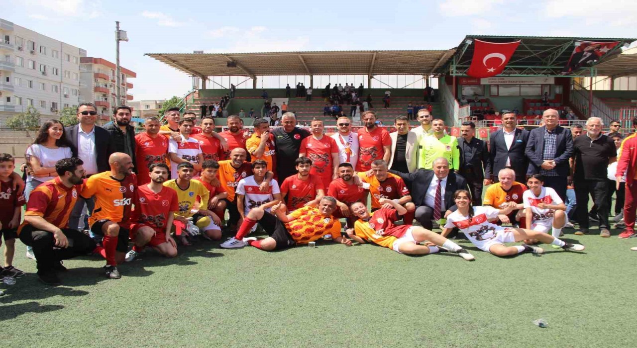 Galatasarayın efsaneleri Cizrede gençlerle dostluk maçı yaptı