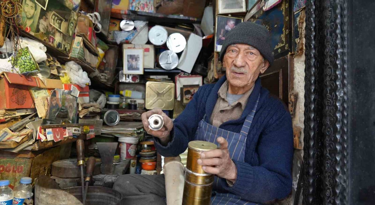 Gaziantepin 86 yaşındaki teneke ustası, 66 yıldır mesleğini icra ediyor