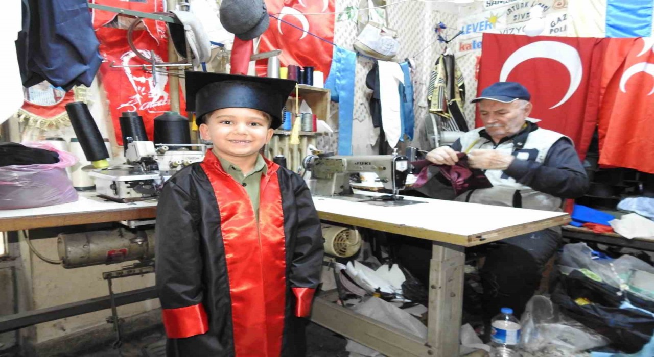 Gaziantepin emektar terzisi 60 yıldır cübbe dikiyor