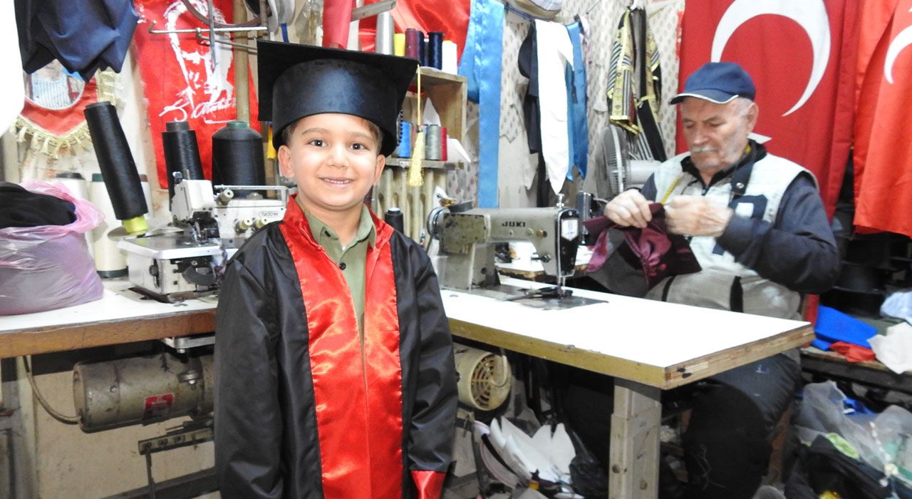 Gaziantepli Usta Terzi Recep Çikolar 60 Yıldır Mezuniyet Cübbesi Dikiyor